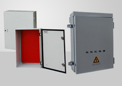 鈑金機箱表面處理采用電泳防水漆或靜電噴涂RAL7035,箱蓋發泡塑料PU密封圈。特制防脫落的塑料絕緣套管能起密封作用,保證防護等級。